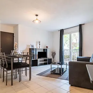 https://le-laury.fr-provencehotel.com